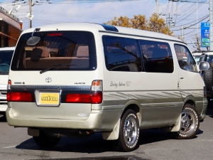 ハイエース100系リア対面シート　フルフラット　キャンプ　アウトドア