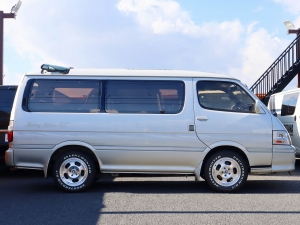 ハイエース100系リア対面シート　フルフラット　キャンプ　アウトドア