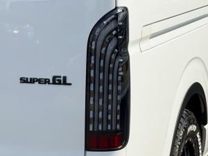 ハイエースバンアウトドア　キャンプ　車中泊　バンライフ　１BOX　ベッド　キャンピングカー