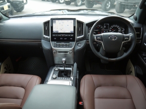 ランクル２００現行型　メーカーオプションナビ