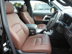 ランクル２００現行型　メーカーオプションナビ