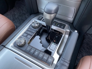 ランクル２００後期型　メーカーオプションナビ　リアエンター