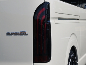 ハイエースバン4型新車　シーケンシャル６AT　特注色
