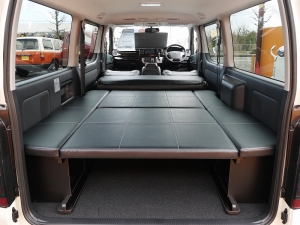 ハイエースバン4型新車　シーケンシャル６AT　特注色
