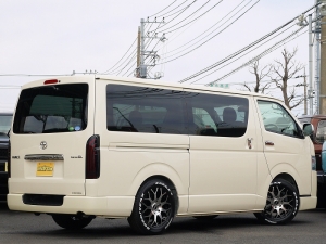 ハイエースバン4型新車　シーケンシャル６AT　特注色