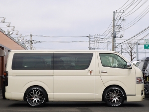 ハイエースバン4型新車　シーケンシャル６AT　特注色