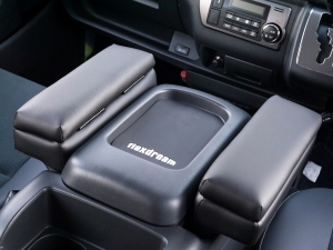 ハイエースバン4型新車　３０００ディーゼルターボ２ＷＤ　ダークプライム