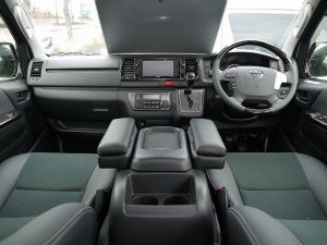 ハイエースバン4型新車　３０００ディーゼルターボ２ＷＤ　ダークプライム