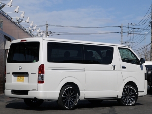 ハイエースバン4型新車　３０００ディーゼルターボ２ＷＤ　ダークプライム