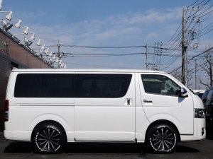 ハイエースバン4型新車　３０００ディーゼルターボ２ＷＤ　ダークプライム