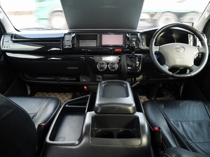 ハイエースワゴンキャンピングカー　車中泊　3列シートシートアレンジ　内装架装