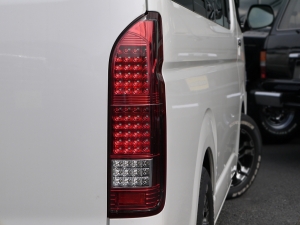 ハイエースワゴンキャンピングカー　車中泊　3列シートシートアレンジ　内装架装