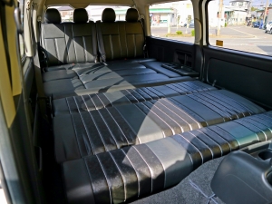 ハイエースワゴンREVOシート付シートアレンジ車両