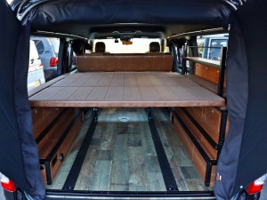 ハイエースバンアウトドア　キャンプ　車中泊　バンライフ　１BOX　ベッド　キャンピングカー