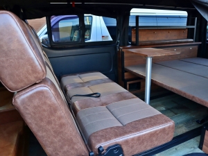 ハイエースバンアウトドア　キャンプ　車中泊　バンライフ　１BOX　ベッド　キャンピングカー
