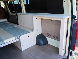 ハイエースバンアウトドア　キャンプ　車中泊　バンライフ　１BOX　ベッド　キャンピングカー