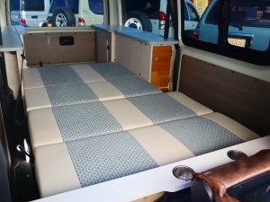 ハイエースバンアウトドア　キャンプ　車中泊　バンライフ　１BOX　ベッド　キャンピングカー