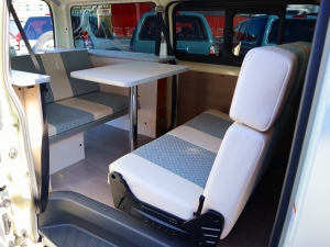 ハイエースバンアウトドア　キャンプ　車中泊　バンライフ　１BOX　ベッド　キャンピングカー