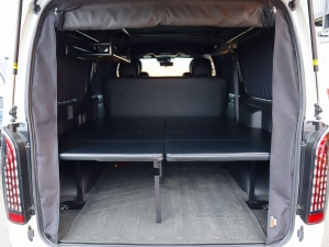 ハイエースバンアウトドア　キャンプ　車中泊　バンライフ　１BOX　ベッド　キャンピングカー