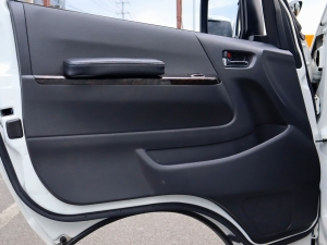 ハイエースバン新車アウトレットアウトドア　キャンプ　車中泊　バンライフ　１BOX　ベッド　キャンピングカー