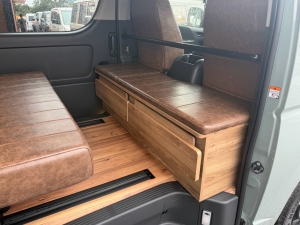 ハイエースバンキャンプ　アウトドア　レジャー　４ＷＤ　ＳＵＶ