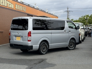 ハイエースバンアウトドア　キャンプ　車中泊　バンライフ　ベッド　