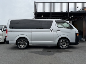 ハイエースバンアウトドア　キャンプ　車中泊　バンライフ　ベッド　