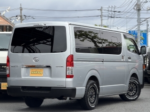 ハイエースバンアウトドア　キャンプ　車中泊　バンライフ　ベッド　
