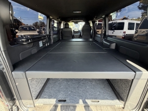 ハイエースバンアウトドア　キャンプ　車中泊　バンライフ　１BOX　ベッド　キャンピングカー