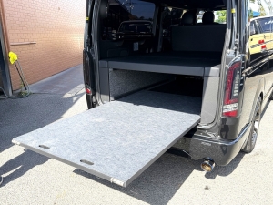 ハイエースバンアウトドア　キャンプ　車中泊　バンライフ　１BOX　ベッド　キャンピングカー