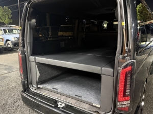 ハイエースバンアウトドア　キャンプ　車中泊　バンライフ　１BOX　ベッド　キャンピングカー