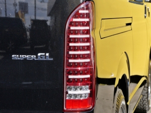ハイエースバン４WD　ディーゼルターボ　ブラック