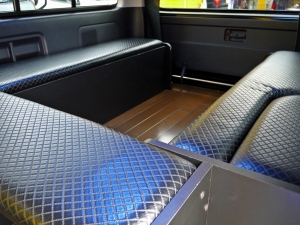ハイエースワゴンワゴンＧＬ　ｎｅｒｕ海　車中泊　ベッド