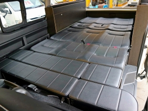 ハイエースワゴンワゴン　内装架装　FD－BOX　シートアレンジ