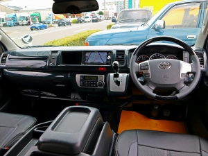 ハイエースワゴンワゴン　内装架装　FD－BOX　シートアレンジ