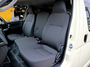 ハイエースバンバン　５速　ＭＴ　キイロ　４ＷＤ　ディーゼル