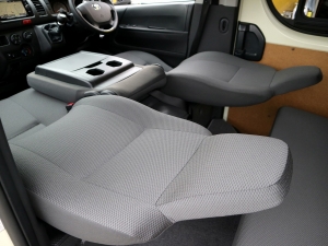 ハイエースバンバン　５速　ＭＴ　キイロ　４ＷＤ　ディーゼル