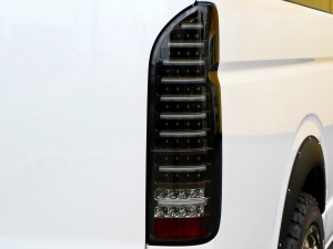 ハイエースワゴンワゴン　10人　FD-BOX　ベッド　車中泊