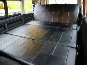 ハイエースワゴンキャンプ　車中泊　アウトドア　レジャー　内装架装
