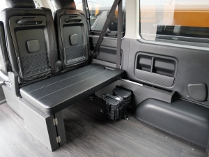 ハイエースワゴンキャンプ　車中泊　アウトドア　レジャー　内装架装