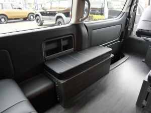 ハイエースワゴンキャンプ　車中泊　アウトドア　レジャー　内装架装
