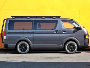 ハイエースバンキャンプ　車中泊　アウトドア　レジャー　内装架装