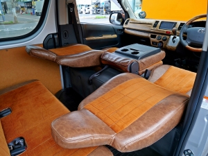 ハイエースバンキャンプ　車中泊　アウトドア　レジャー　内装架装