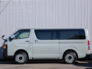 ハイエースバンアースカラー　アーバンカーキ　丸目クラシックカスタム