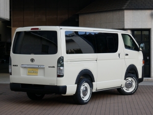 ハイエースバン丸目カスタム　ライトイエロー　ネオクラシック