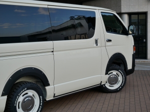 ハイエースバン丸目カスタム　ライトイエロー　ネオクラシック