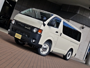 ハイエースバン丸目カスタム　ライトイエロー　ネオクラシック