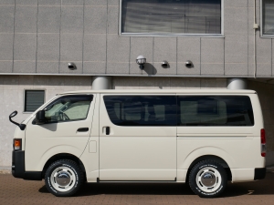 ハイエースバン丸目カスタム　ライトイエロー　ネオクラシック