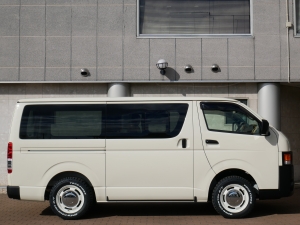 ハイエースバン丸目カスタム　ライトイエロー　ネオクラシック