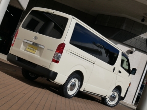 ハイエースバン丸目カスタム　ライトイエロー　ネオクラシック